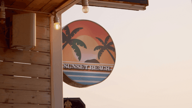 일몰에 야자수가 있는 간판