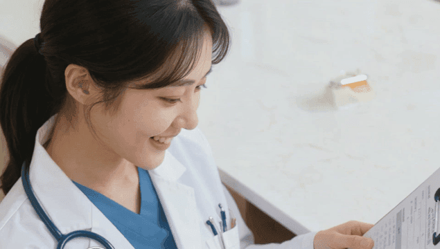 웃으며 의료 문서를 검토하는 의사