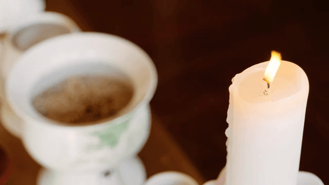 향로 옆에 켜진 촛불