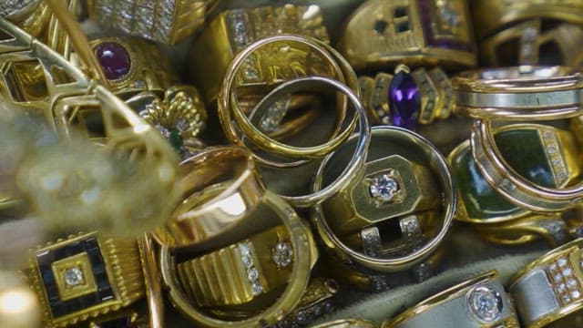 다양한 장식의 보석 컬렉션