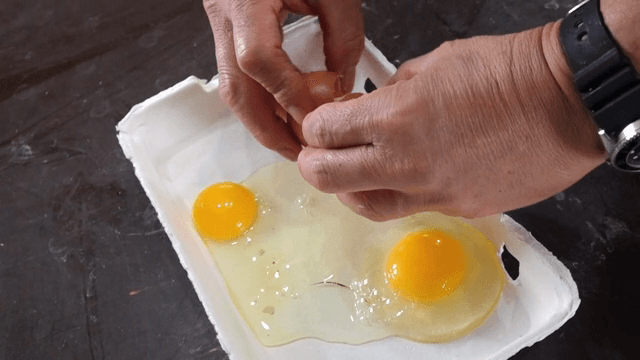 계란을 카톤에 깨는 장면
