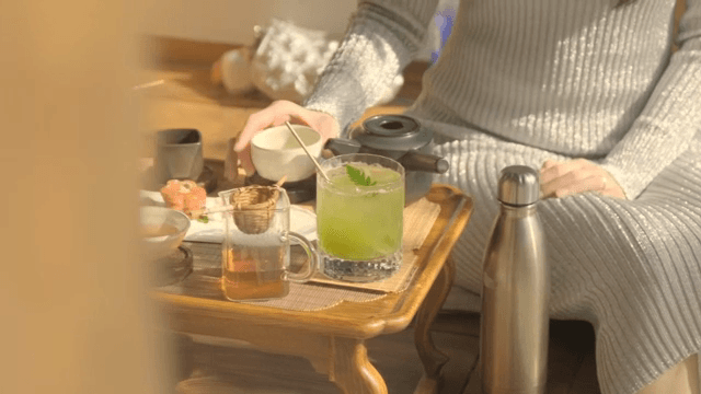 차와 간식이 있는 아늑한 세팅