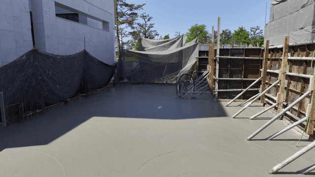 콘크리트 기초가 있는 건설 현장