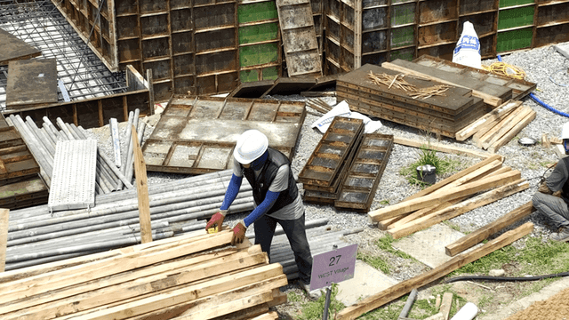 목재를 다루는 건설 작업자들