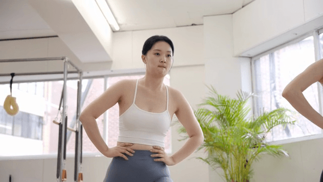 실내에서 운동을 하며 힘들어하는 여성