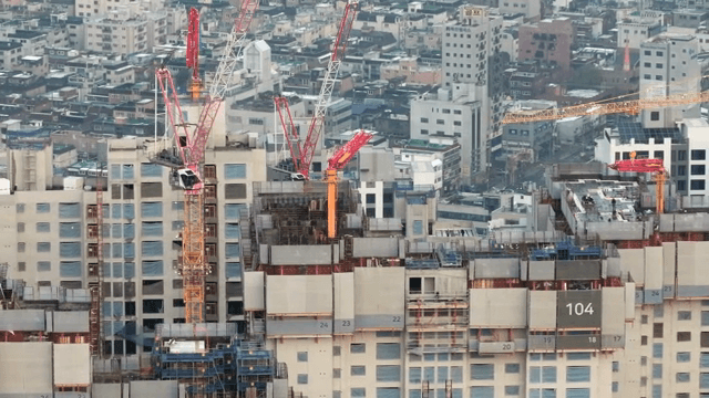 고층 건물 공사 현장