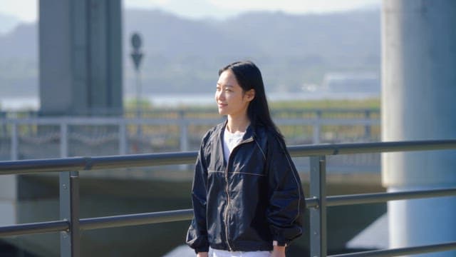 산책하며 물을 마시는 여성