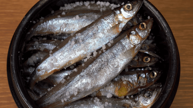 나무 그릇에 담긴 소금에 절인 생선