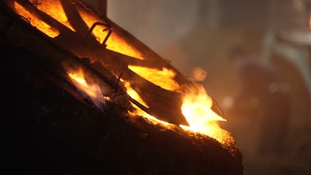 작업장에서 불꽃이 있는 용광로