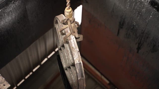 액체에 담그는 금속 부품