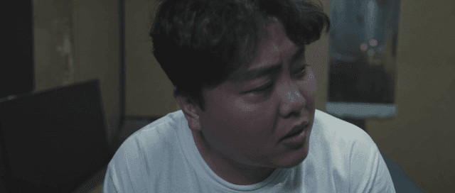 침대에 앉아 피곤해 보이는 남자