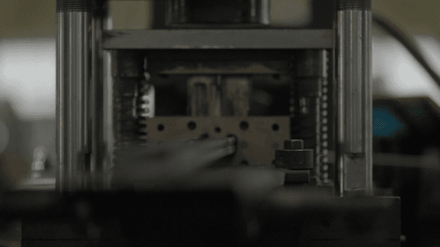 작동 중인 금속 커팅 기계