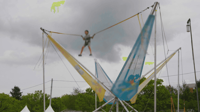 유로 번지를 즐기는 남자 아이