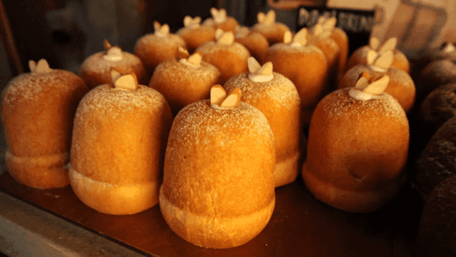 다양한 종류의 빵이 진열된 베이커리