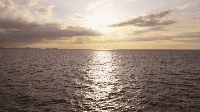 고요한 바다 수평선 위의 일몰