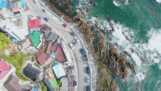 다채로운 지붕이 있는 해안 도로