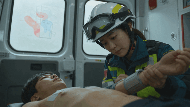 구급차에서 환자를 확인하는 구급대원
