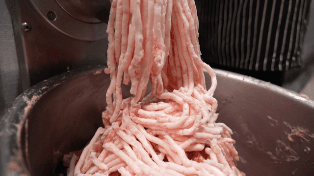 고기 분쇄기에서 가공되는 고기 지방