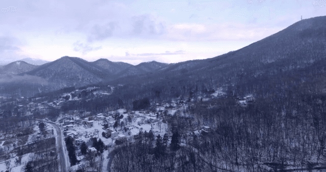 눈 덮인 산과 마을