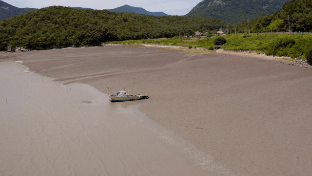 진흙 해변에 좌초된 배