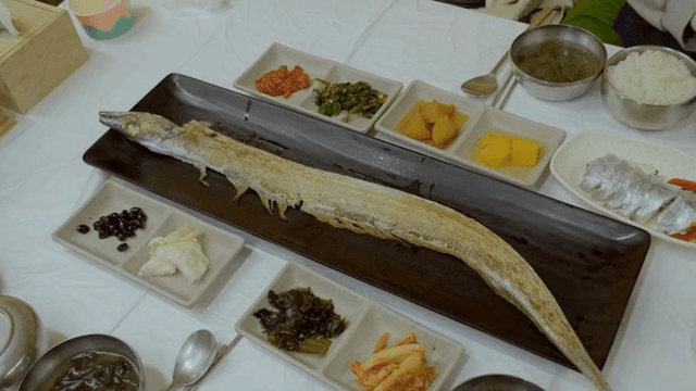 갈치구이와 반찬이 있는 한식 식사