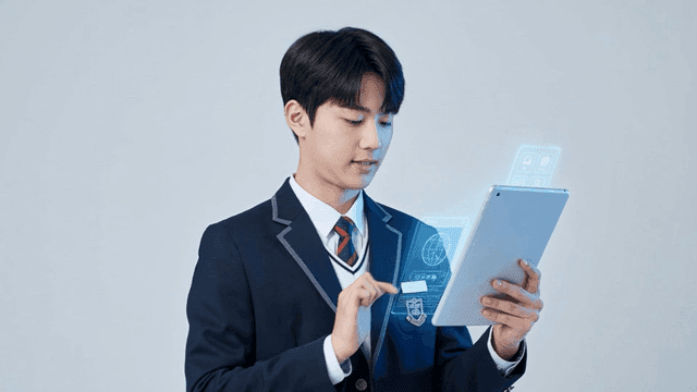 홀로그램 디스플레이가 있는 태블릿을 사용하는 남학생