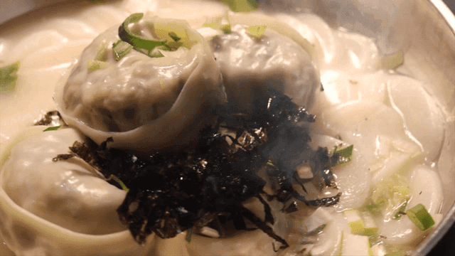 Tteokmandu-guk filled with steaming hot dumplings