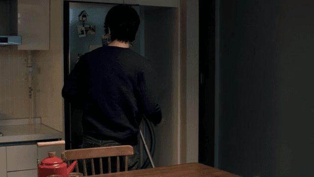 Man celebrating alone and cleaning up the cake