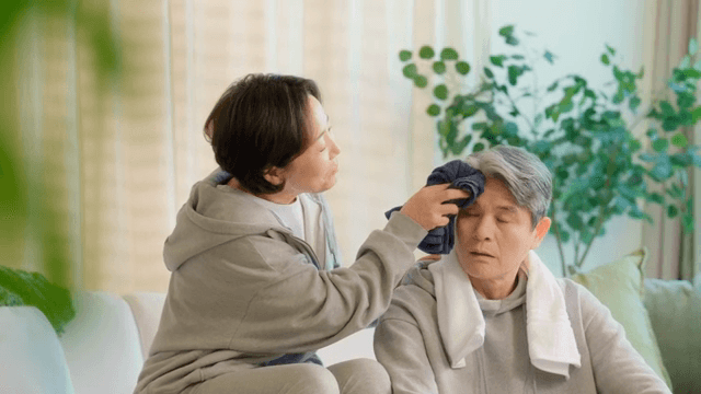 운동 후 실내에서 휴식을 취하는 부부