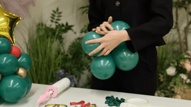 축제를 위해 풍선을 정리하는 사람