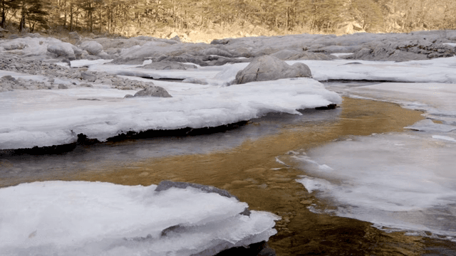 얼음과 바위가 있는 흐르는 강