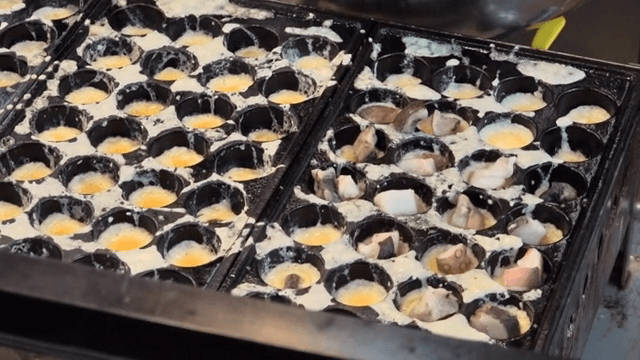 문어 조각을 넣어 타코야키 준비