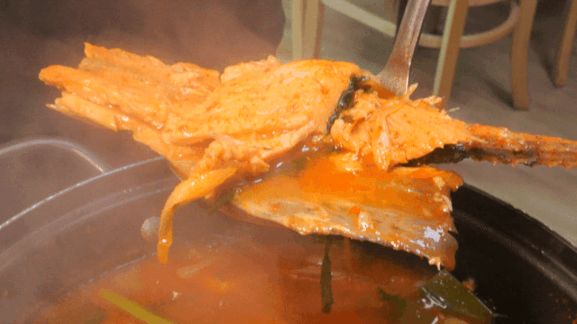 냄비 안 매운 송어 매운탕을 퍼내는 국자