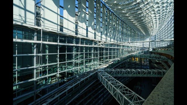 유리와 강철로 된 현대적 건축 내부