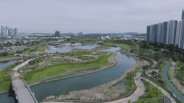 현대적인 도시 중앙 호수 공원