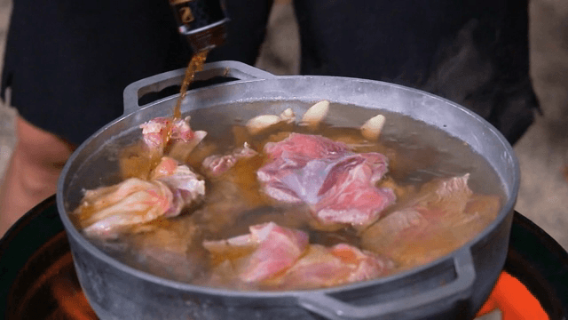냄비에서 끓고 있는 고기와 마늘