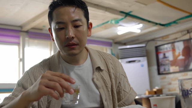 근심 있는 얼굴로 술을 마시는 남자