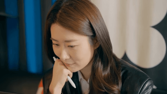 만족스러운 표정을 짓는 여성