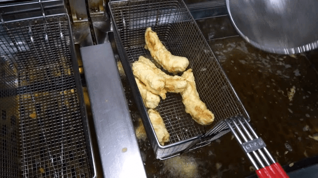 반죽을 입힌 바나나를 뜨거운 기름에 튀기는 장면