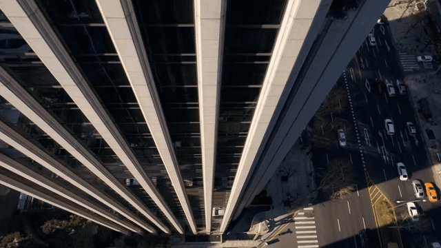 번화한 도시의 높은 고층 건물