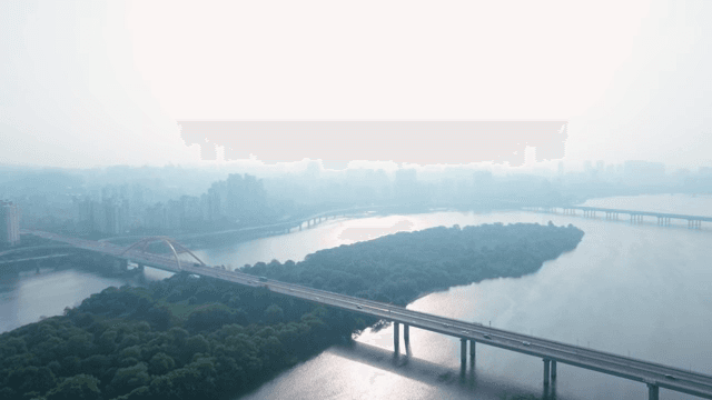 강과 다리가 있는 도시 스카이라인