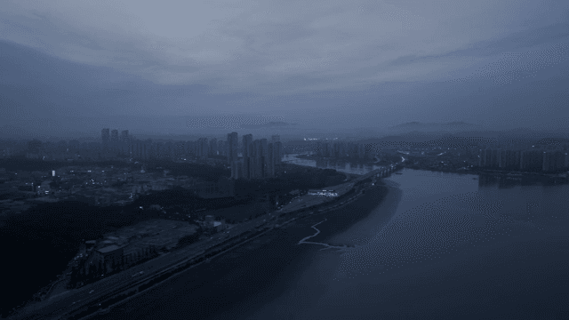 해질녘 강이 보이는 도시 스카이라인