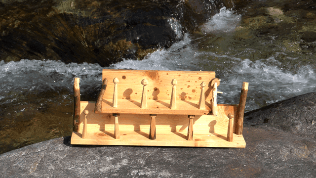 흐르는 강 옆의 나무 선반