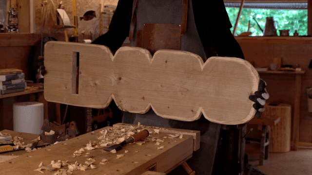 아늑한 작업실에서 목공 작업
