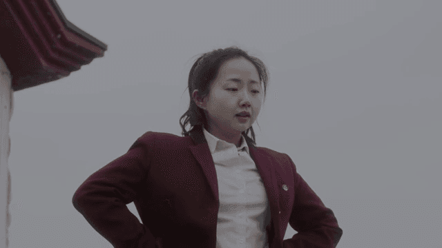 버건디색 교복을 입은 학생