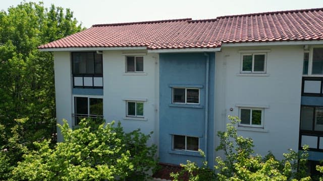 녹지에 둘러싸인 획일적 디자인의 주택 단지