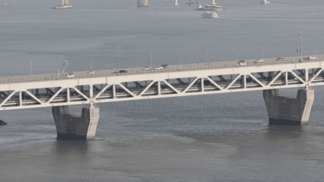 차량이 다니는 고요한 강 위의 다리