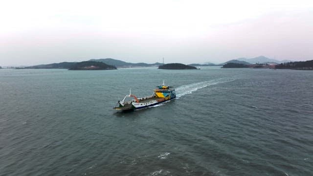 평온한 연안 바닷길을 가로지르는 배