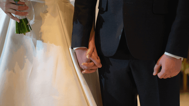 결혼식에서 손을 잡고 있는 신랑 신부