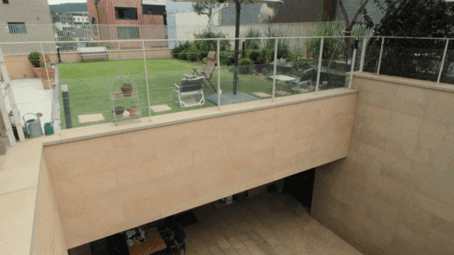 정원과 휴식 공간이 있는 현대적인 안뜰